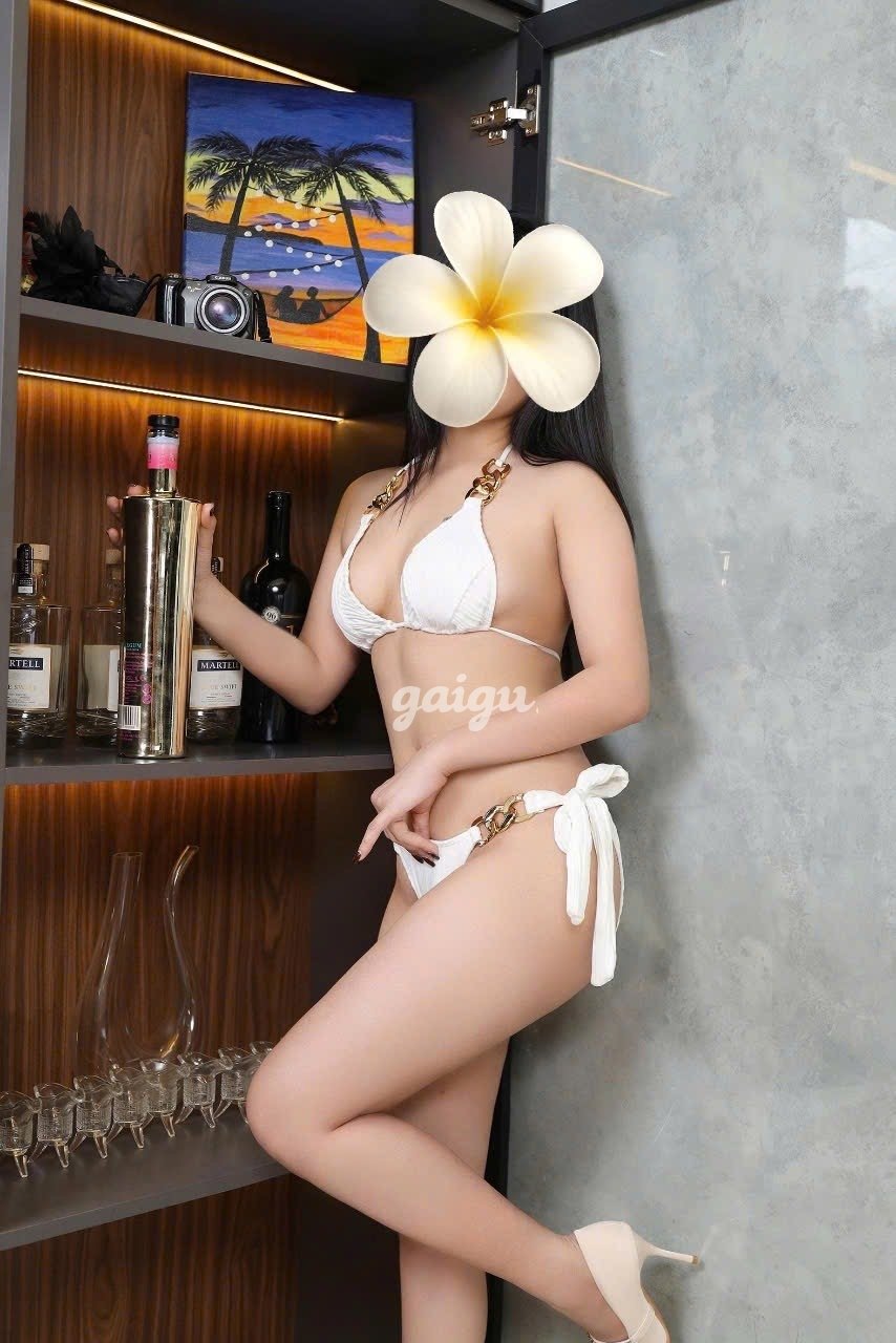 Bé Nhung -e hàng nhẹ nhàng, yêu chiều khách như người yêu!